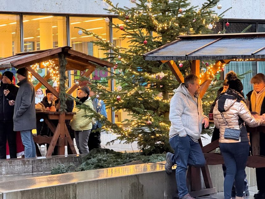 Verlosungsaktion der Nordh&auml;user Rotarier und Lions vor der Bibliothek 