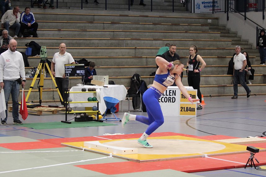 Sportlerinnen und Sportler begeisterten beim Indoor-Kugelsto&szlig;en, in der Wiedigsburghalle in Nordhausen, das Publikum