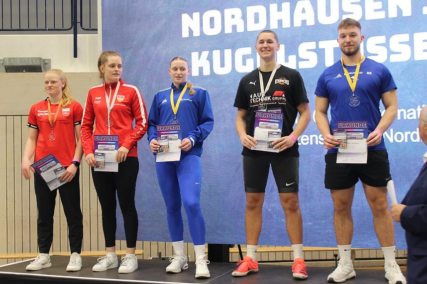 Sportlerinnen und Sportler begeisterten beim Indoor-Kugelsto&szlig;en, in der Wiedigsburghalle in Nordhausen, das Publikum