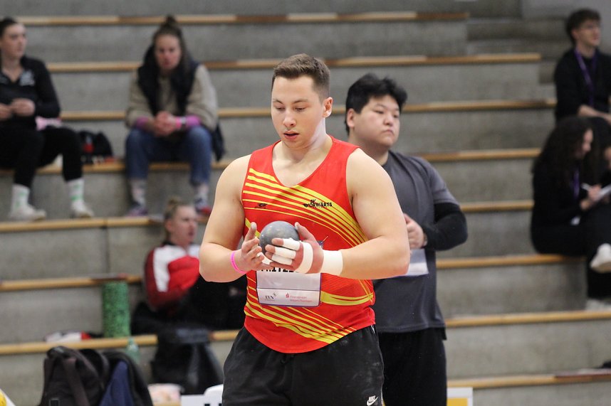 Sportlerinnen und Sportler begeisterten beim Indoor-Kugelsto&szlig;en, in der Wiedigsburghalle in Nordhausen, das Publikum