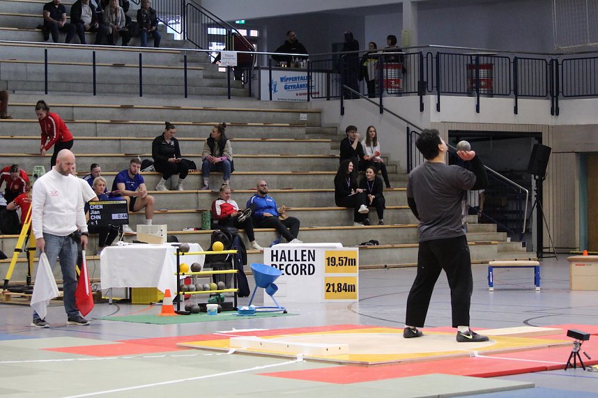 Sportlerinnen und Sportler begeisterten beim Indoor-Kugelsto&szlig;en, in der Wiedigsburghalle in Nordhausen, das Publikum