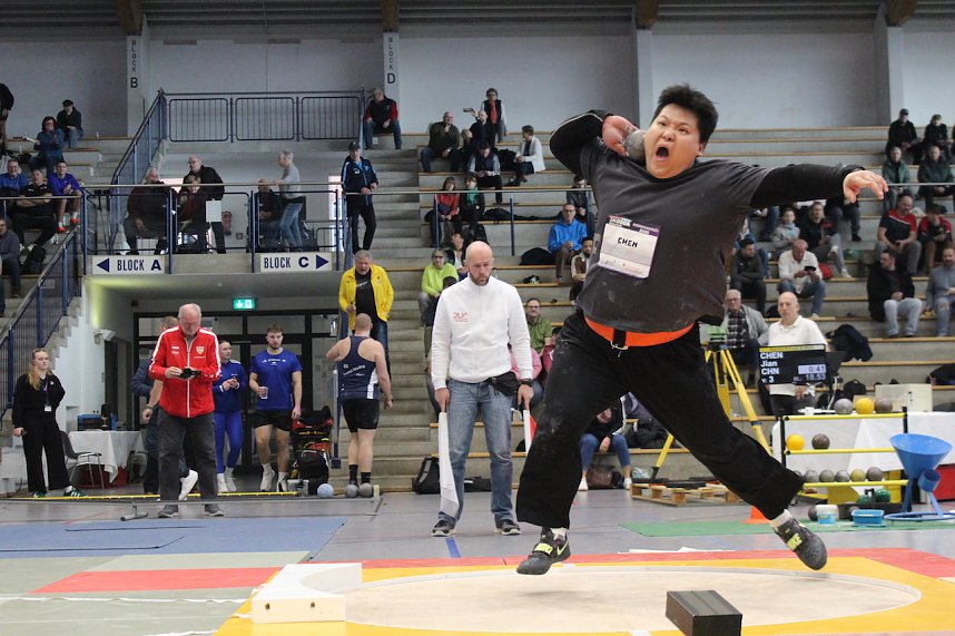 Sportlerinnen und Sportler begeisterten beim Indoor-Kugelsto&szlig;en, in der Wiedigsburghalle in Nordhausen, das Publikum