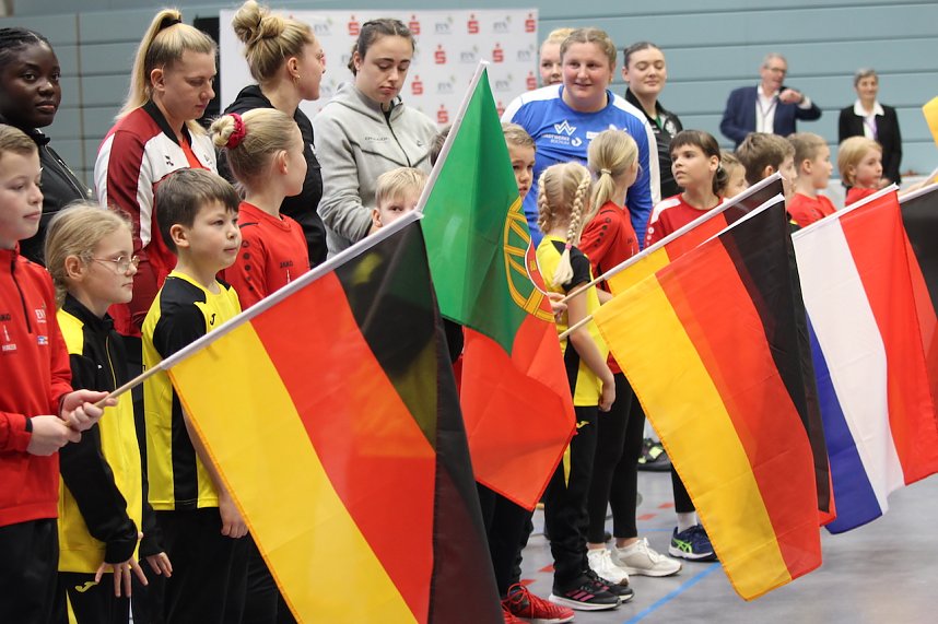 Sportlerinnen und Sportler begeisterten beim Indoor-Kugelsto&szlig;en, in der Wiedigsburghalle in Nordhausen, das Publikum