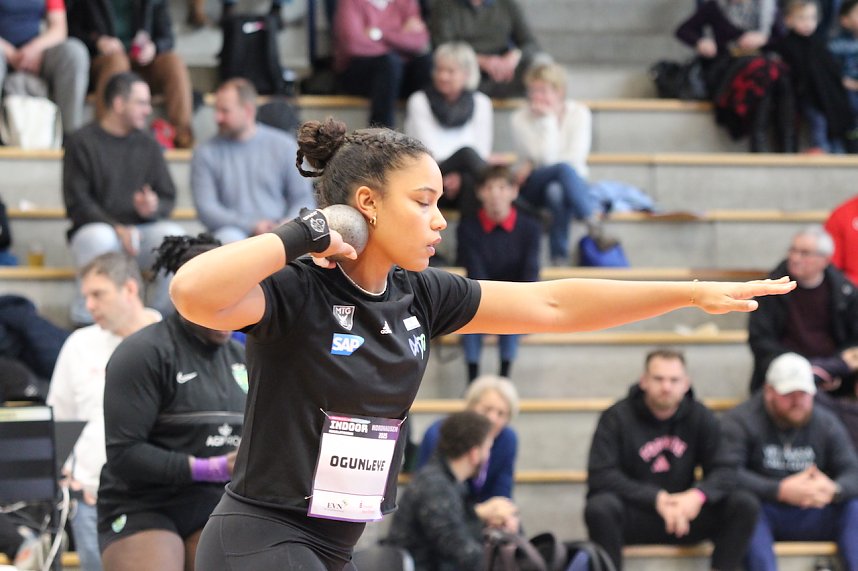 Sportlerinnen und Sportler begeisterten beim Indoor-Kugelsto&szlig;en, in der Wiedigsburghalle in Nordhausen, das Publikum