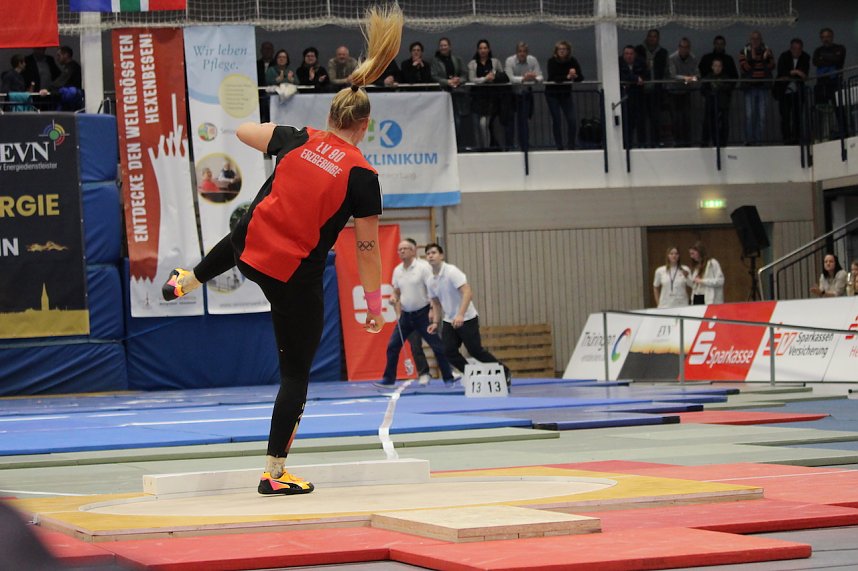 Sportlerinnen und Sportler begeisterten beim Indoor-Kugelsto&szlig;en, in der Wiedigsburghalle in Nordhausen, das Publikum