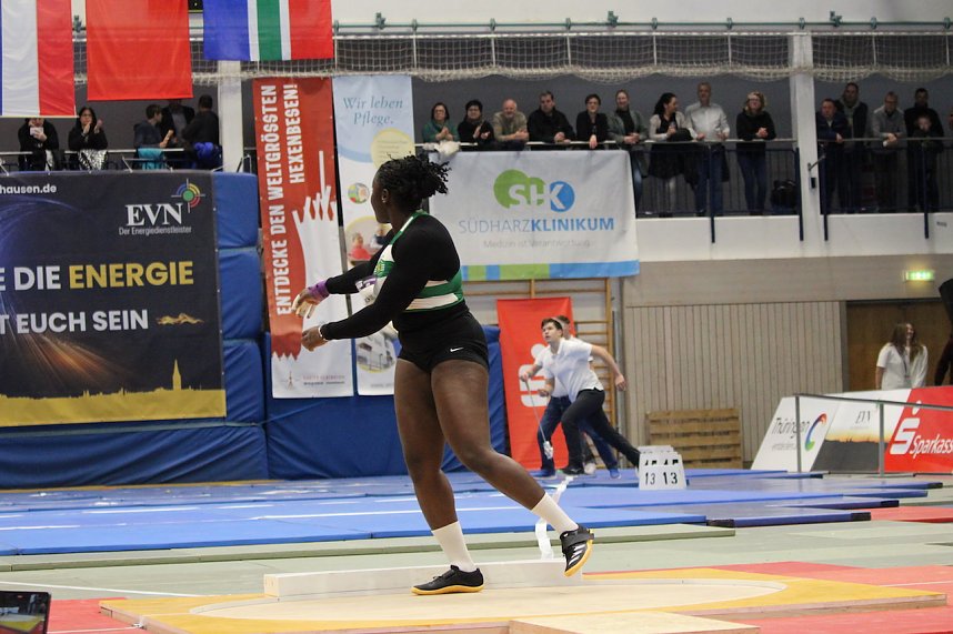 Sportlerinnen und Sportler begeisterten beim Indoor-Kugelsto&szlig;en, in der Wiedigsburghalle in Nordhausen, das Publikum
