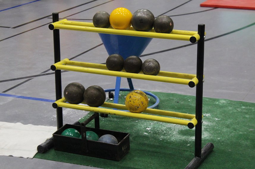 Sportlerinnen und Sportler begeisterten beim Indoor-Kugelsto&szlig;en, in der Wiedigsburghalle in Nordhausen, das Publikum