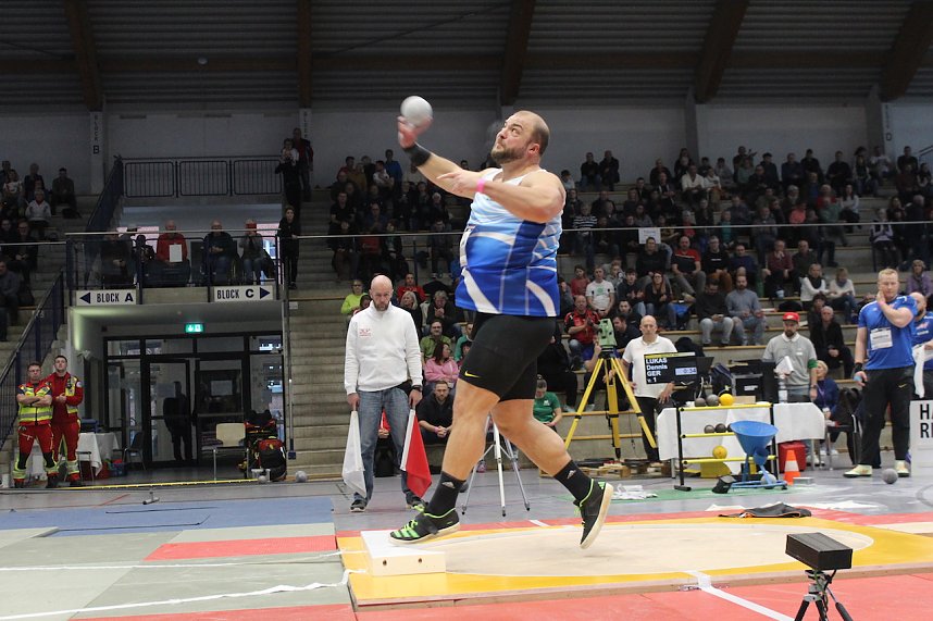 Sportlerinnen und Sportler begeisterten beim Indoor-Kugelsto&szlig;en, in der Wiedigsburghalle in Nordhausen, das Publikum