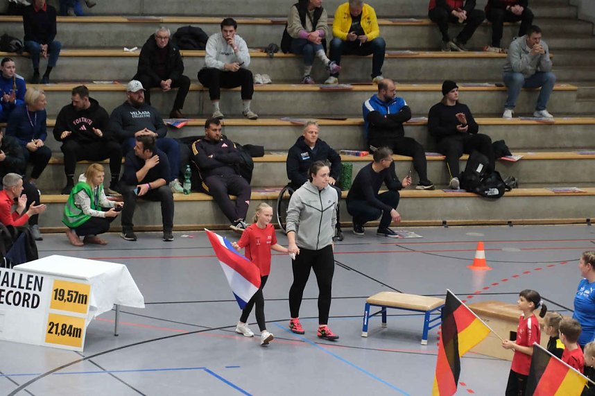 Kugelsto&szlig;-Indoor in der Wiedigsburg