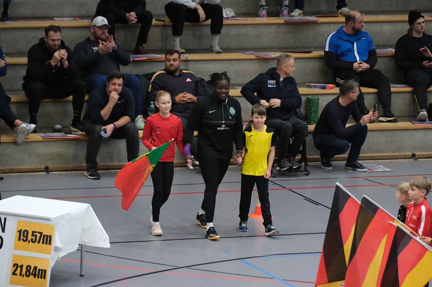 Kugelsto&szlig;-Indoor in der Wiedigsburg