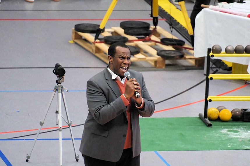 Kugelsto&szlig;-Indoor in der Wiedigsburg