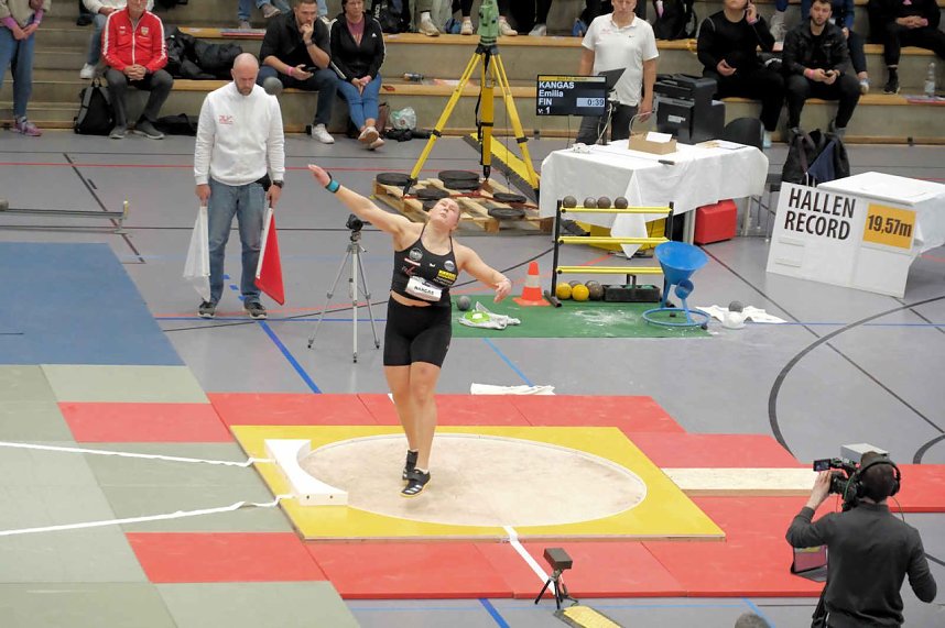 Kugelsto&szlig;-Indoor in der Wiedigsburg