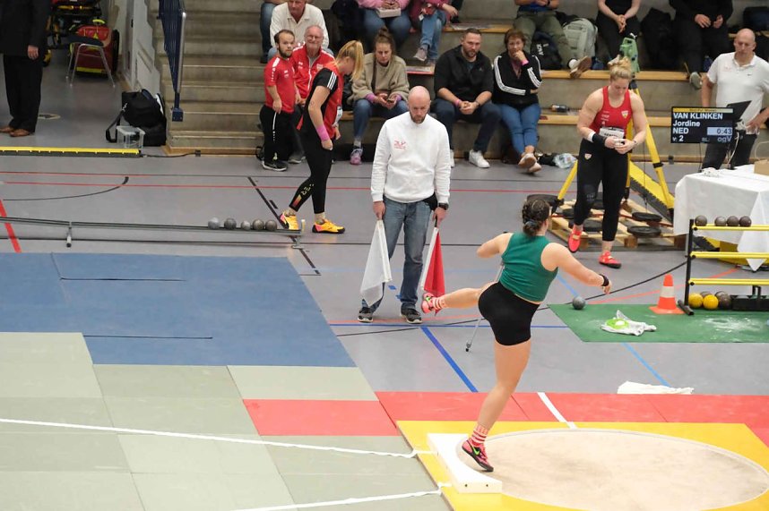 Kugelsto&szlig;-Indoor in der Wiedigsburg