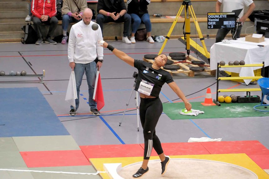 Kugelsto&szlig;-Indoor in der Wiedigsburg