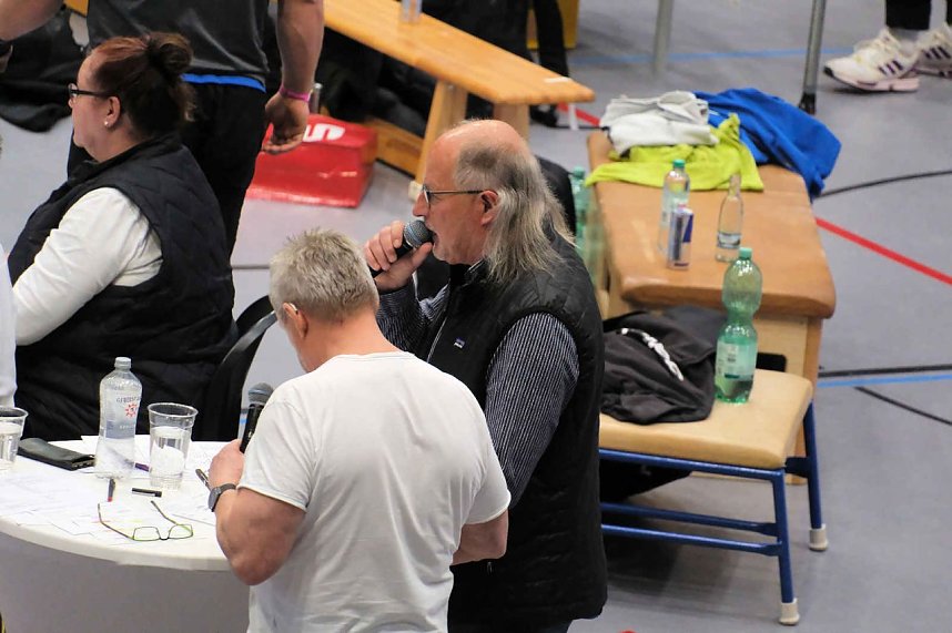 Kugelsto&szlig;-Indoor in der Wiedigsburg
