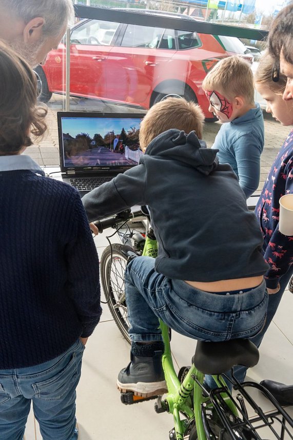 Damit zum Schulanfang alles sitzt - Impressionen vom Schulranzentag bei Skoda