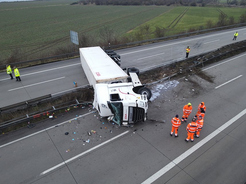 Sattelschlepper auf der A38 umgekippt