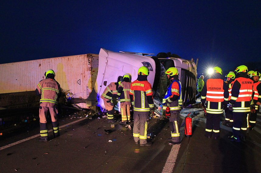 Sattelschlepper auf der A38 umgekippt