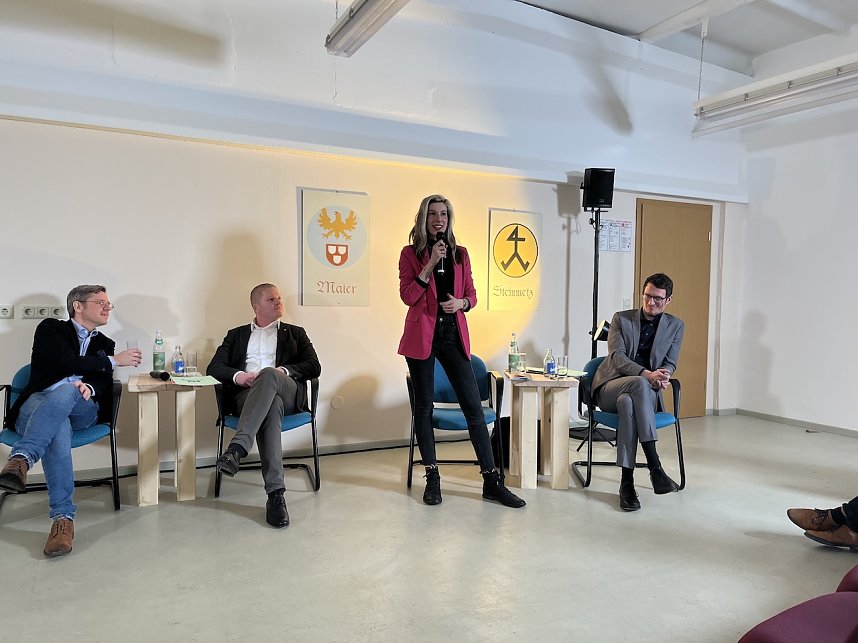 Wahlpodium mit Fragen der regionalen Wirtschaft