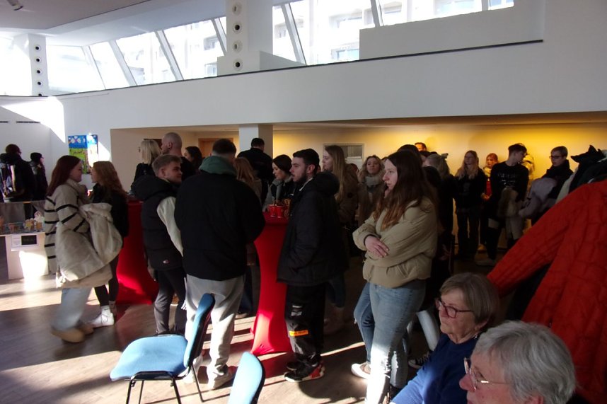 In der Galerie der Kreissparkasse stellen die K&uuml;nstler der pro vita Akademie ihre Werke aus