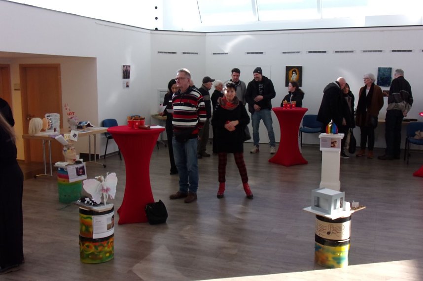 In der Galerie der Kreissparkasse stellen die K&uuml;nstler der pro vita Akademie ihre Werke aus