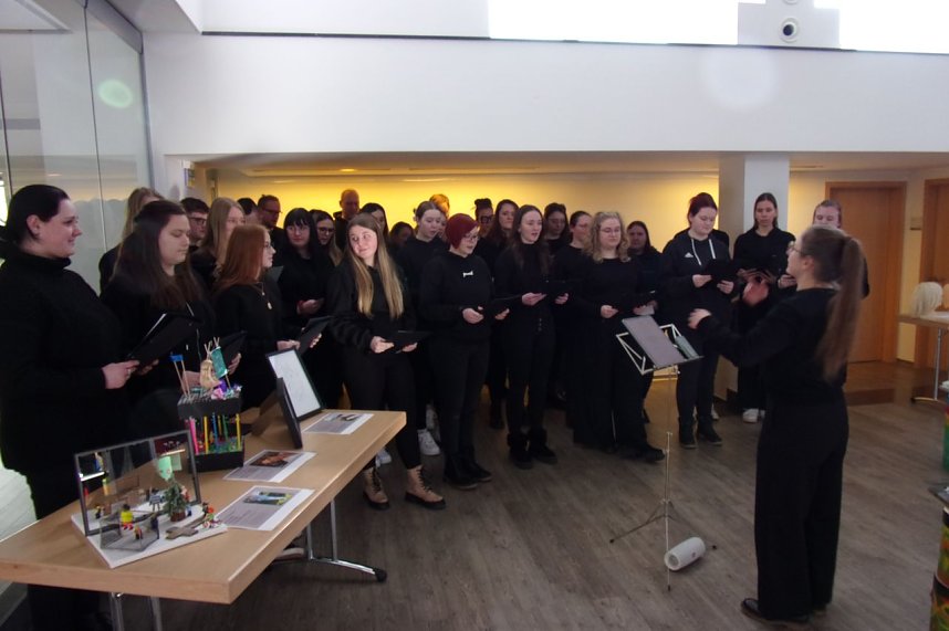 In der Galerie der Kreissparkasse stellen die K&uuml;nstler der pro vita Akademie ihre Werke aus