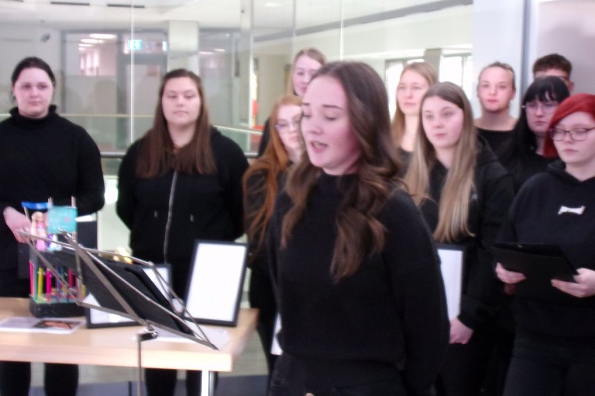 In der Galerie der Kreissparkasse stellen die K&uuml;nstler der pro vita Akademie ihre Werke aus