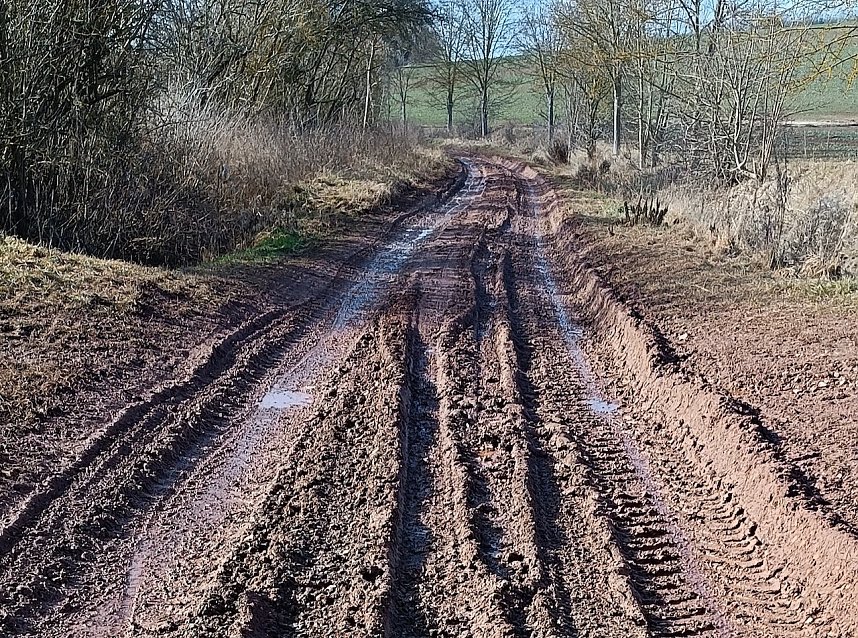 Zerfahrener Wanderweg bei Hesserode