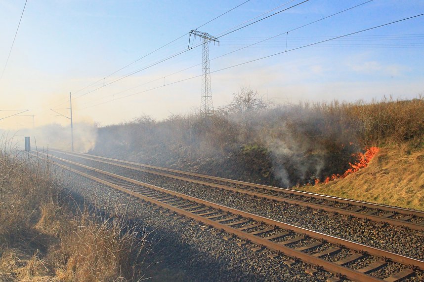 Feuer am Bahndamm bei Wollersleben und Wolkramshausen