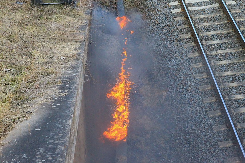 Feuer am Bahndamm bei Wollersleben und Wolkramshausen