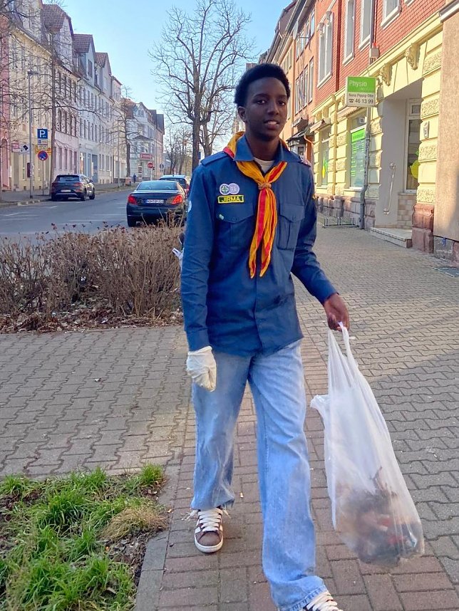 Die Nordh&auml;user Grash&uuml;pfer � Pfadfindergruppe beim aufr&auml;umen in der Hesser&ouml;der Stra&szlig;e