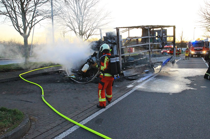 LKW brannte auf der Autobahn-Rastst&auml;tte