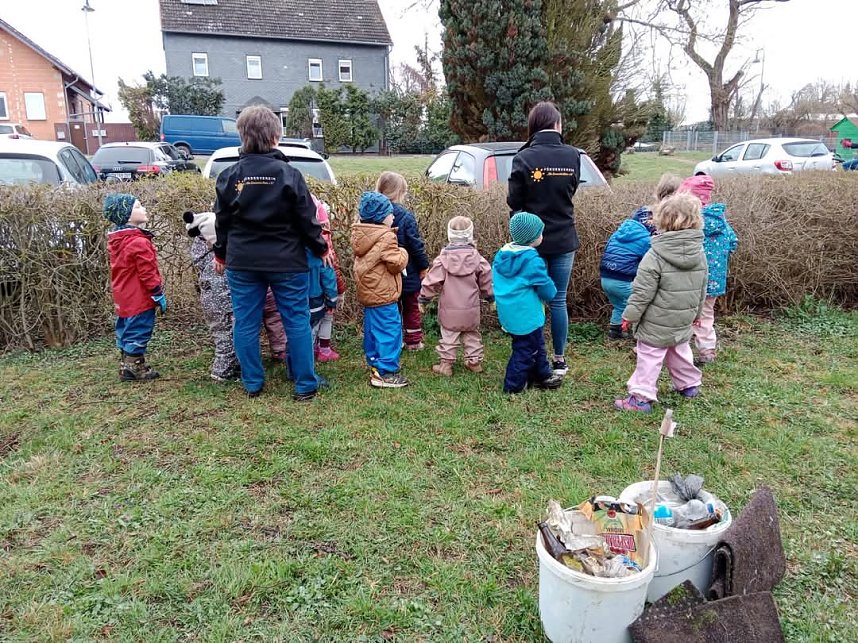 1. Bielscher Fr&uuml;hjahrsputz mit gro&szlig;en und kleinen Helfern 
