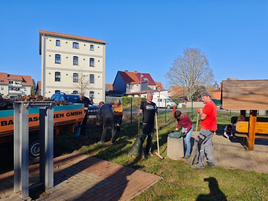 1. Bielscher Fr&uuml;hjahrsputz mit gro&szlig;en und kleinen Helfern 