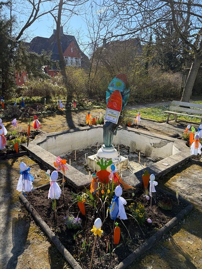 Kinder der "F&ouml;rstemann"Schule schm&uuml;ckten Brunnen m Kunsthaus 