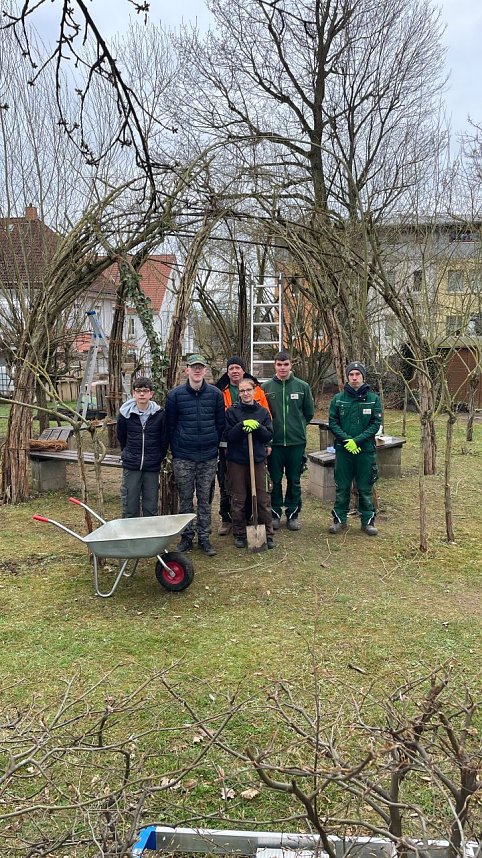 Arbeit am "Gr&uuml;nen Klassenzimmer" des F&ouml;rderzentrums Pestalozzi