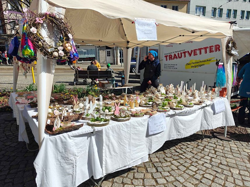 Fr&uuml;hlingsmarkt auf dem Rathausplatz in Nordhausen