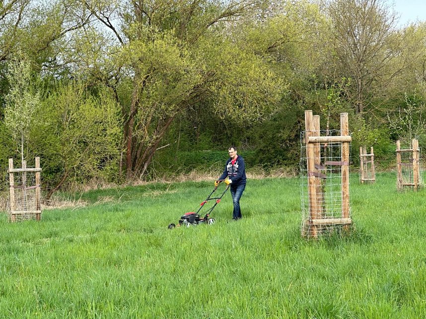 Wanderweg in Ordnung gebracht: Manfred Heck mit dem Rasenm&auml;her