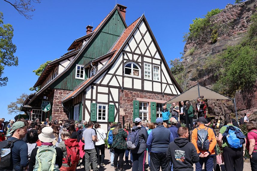 Die Saisoner&ouml;ffnung f&uuml;r die Harzer Wandernadel feierte man auf der Burgruine Hohenstein