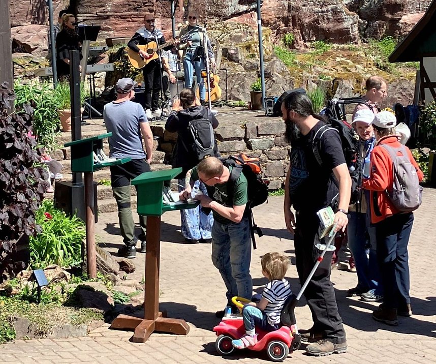 Die Saisoner&ouml;ffnung f&uuml;r die Harzer Wandernadel feierte man auf der Burgruine Hohenstein