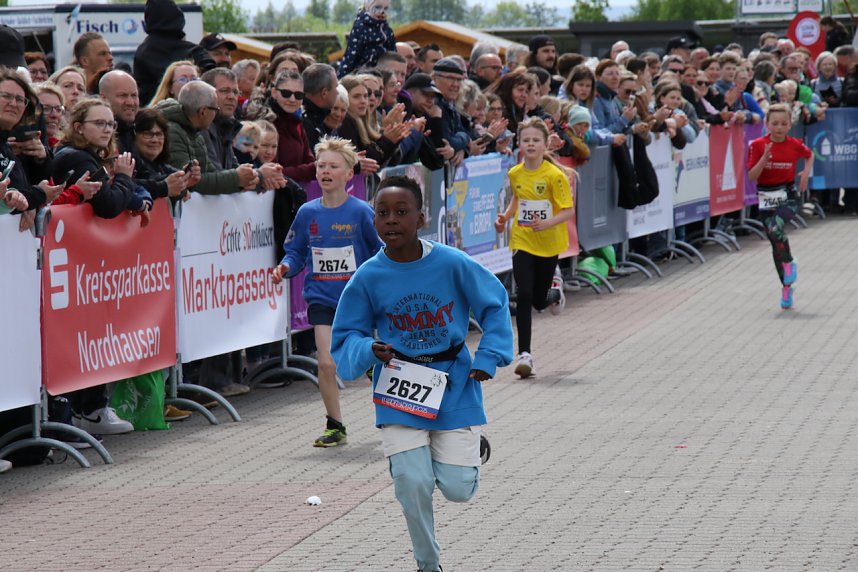 Auf der Zielgerade beim 11. Harztorlauf