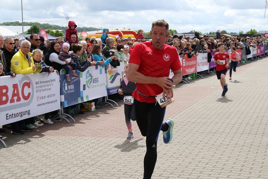Auf der Zielgerade beim 11. Harztorlauf
