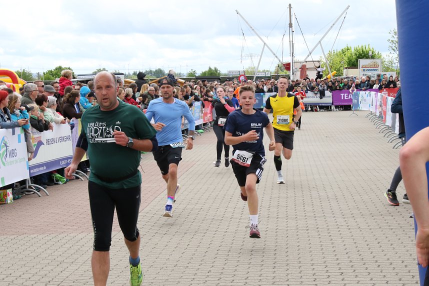 Auf der Zielgerade beim 11. Harztorlauf