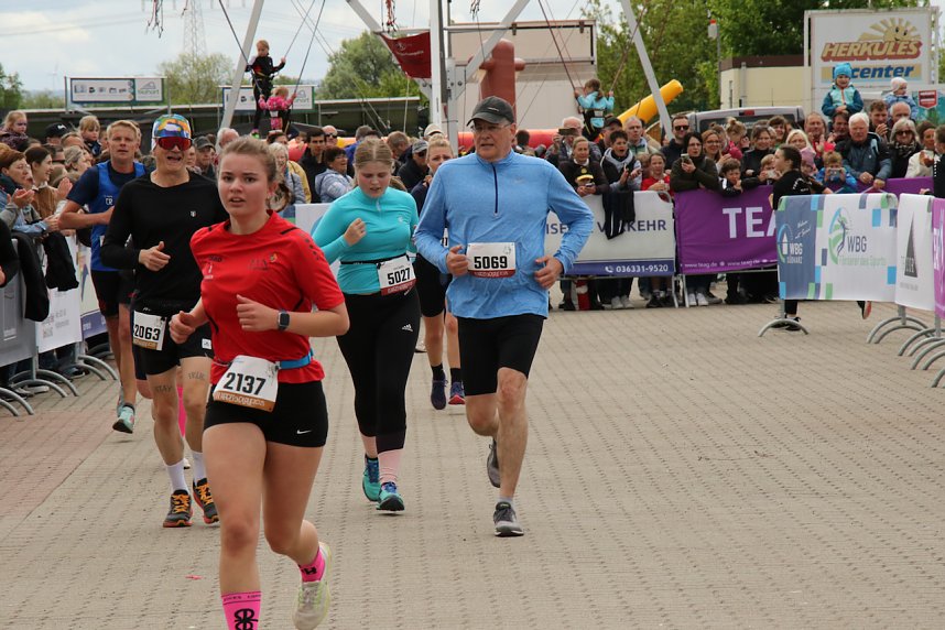 Auf der Zielgerade beim 11. Harztorlauf