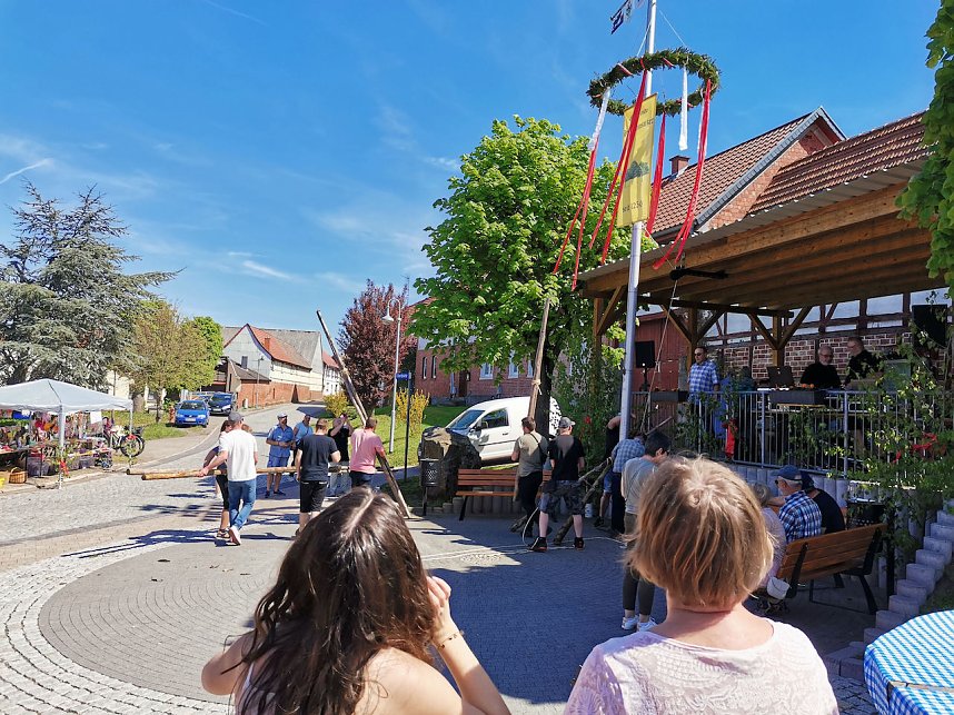 Maibaumsetzen in Hermannsacker