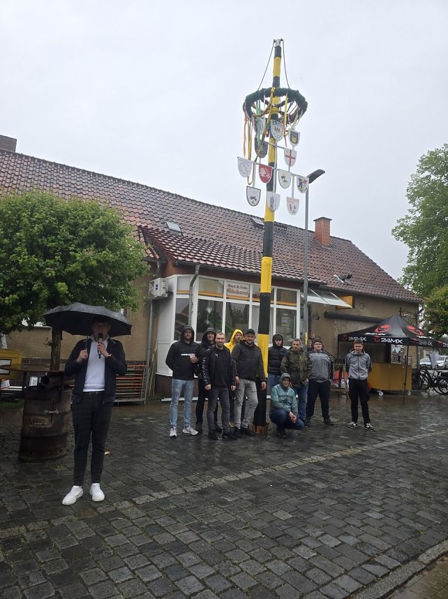 Maibaumsetzen im Regen