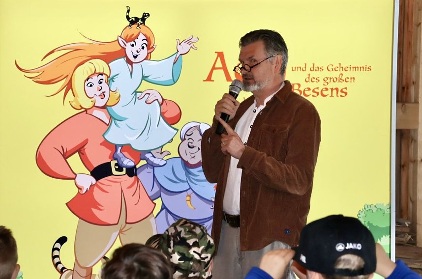 Der "Hexenbesen" hat jetzt einen eigenen Comic: "Aelfi und das Geheimnis des gro&szlig;en Besens - Die Legende von Rothes&uuml;tte"