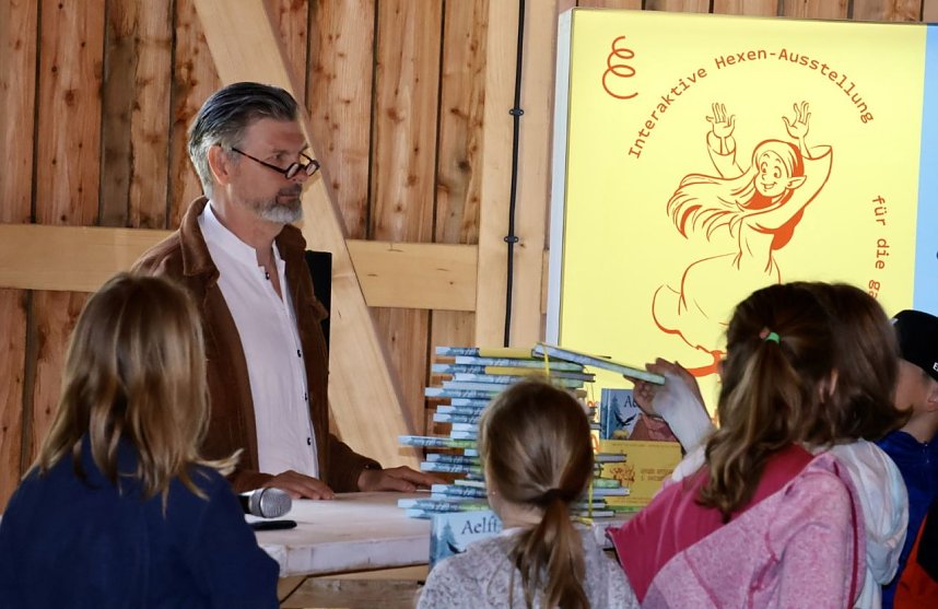 Der "Hexenbesen" hat jetzt einen eigenen Comic: "Aelfi und das Geheimnis des gro&szlig;en Besens - Die Legende von Rothes&uuml;tte"