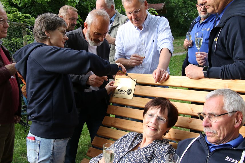 Der Rotary Club Nordhausen hat dem Park Hohenrode eine zweite "Fl&auml;zbank" spendiert