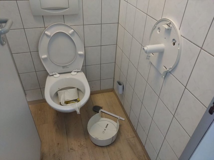 Zerst&ouml;rungswut auf der Herrentoilette